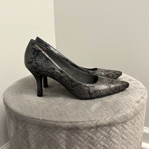 COMFORT PLUS Dark Gray Snake Skin Print Pointed Toe Pumps